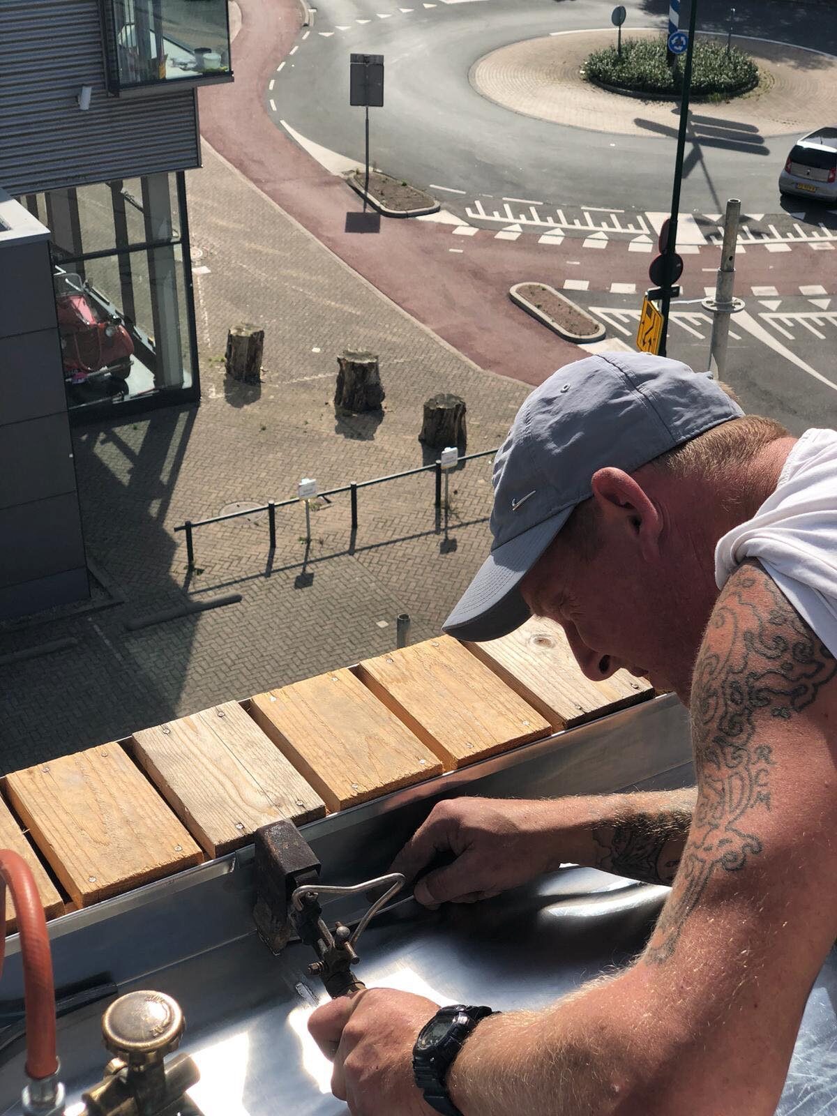 Vakman zet zinkwerk aan een dakrand