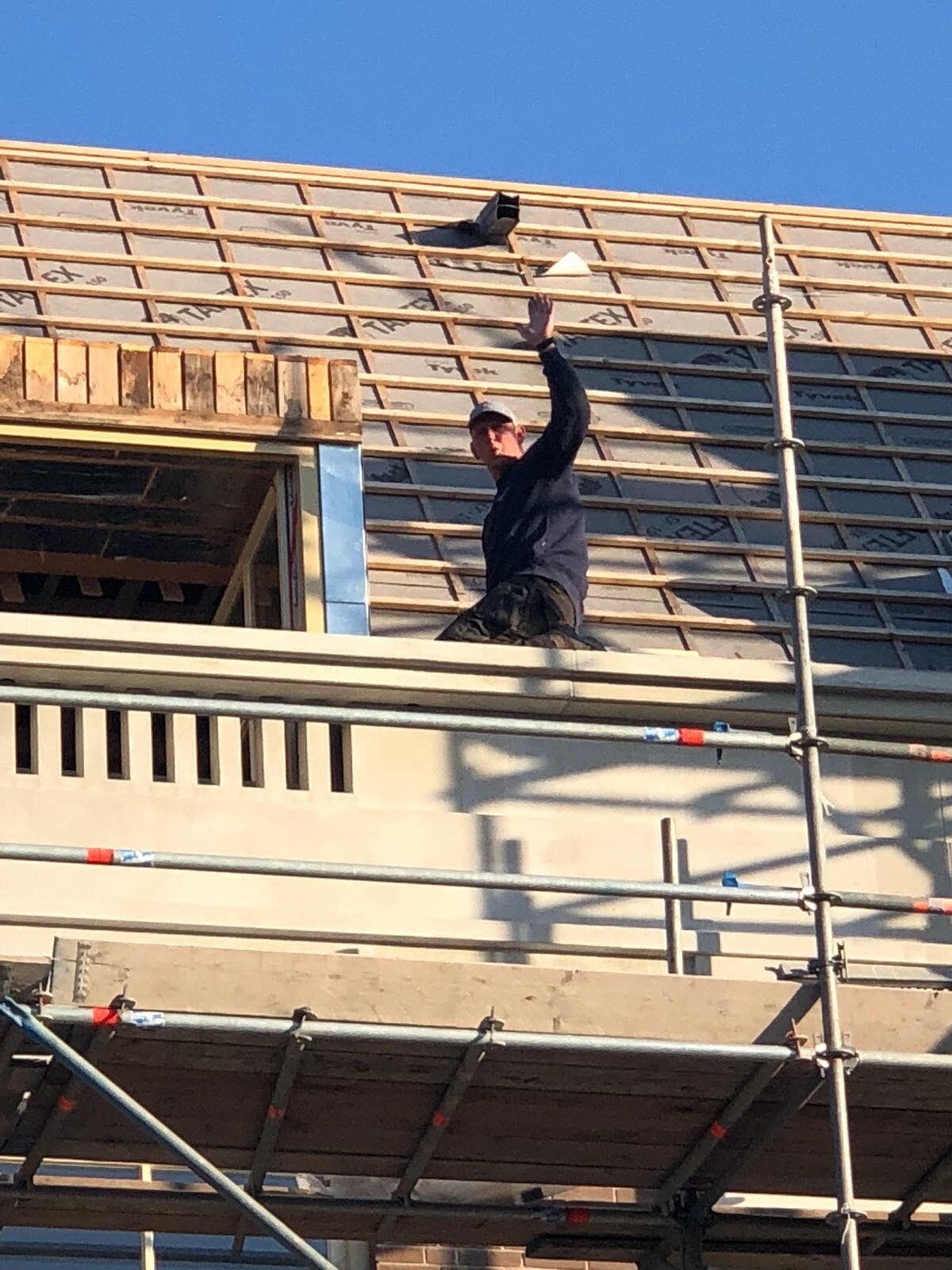Werk op het dak vanaf de steiger