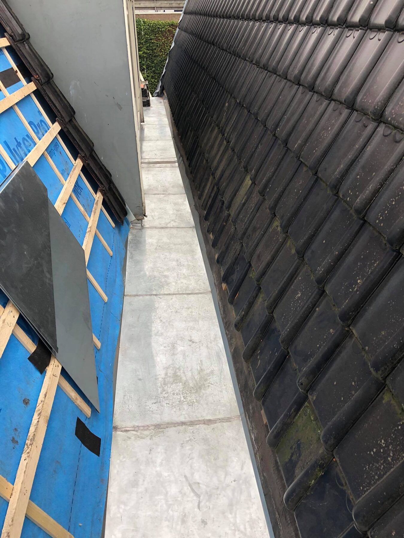 Haarlem: nieuwe zinken goot langs het pannendak