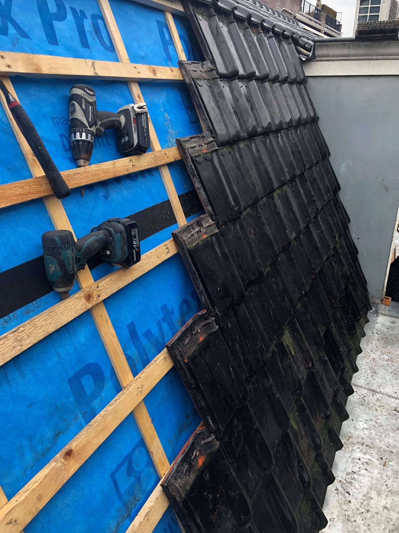 Haarlem: pannenkap met nieuwe goot
