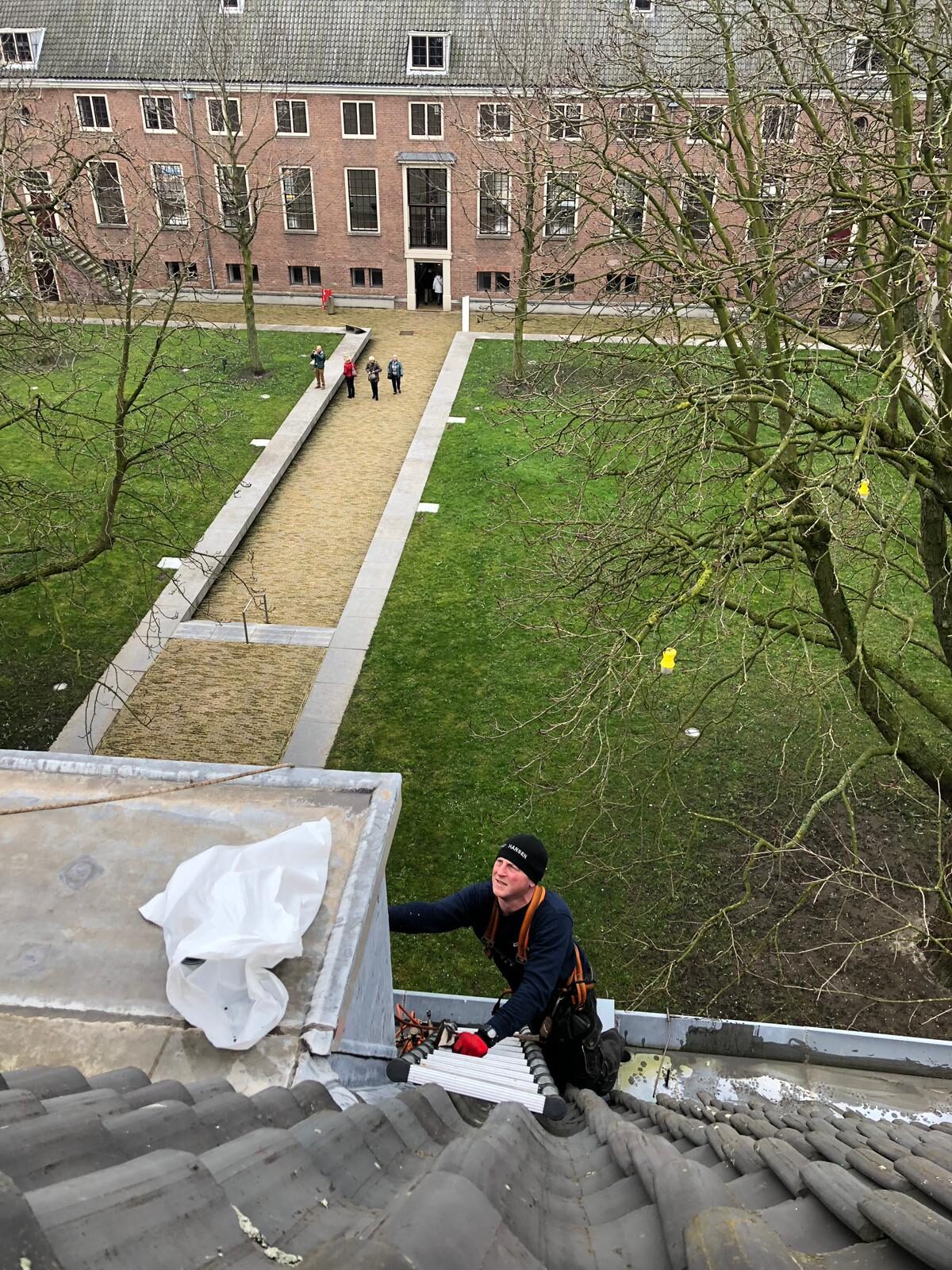 Werk aan de dakrand boven de binnentuin van de Hermitage Amsterdam
