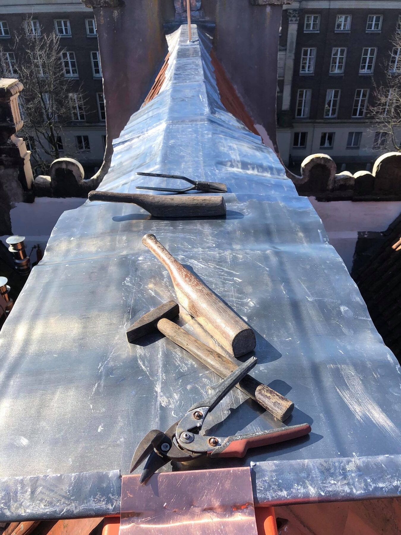 Loden nok in aanbouw, met het gereedschap er nog op