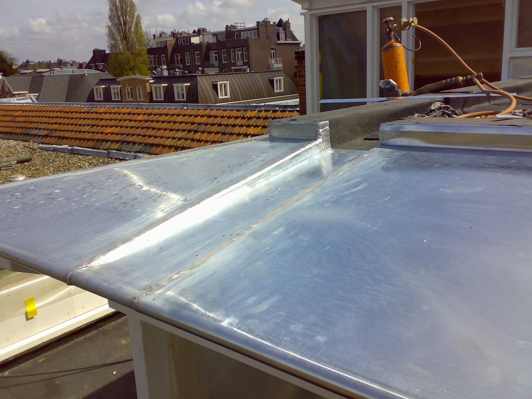 Luifel bekleed met zink, met de felsnaden goed zichtbaar