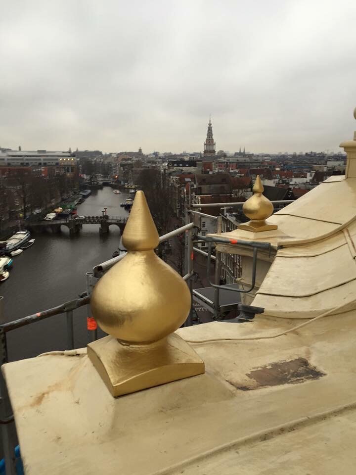 Vergulde makelaar op de Schreierstoren met uitzicht over de gracht