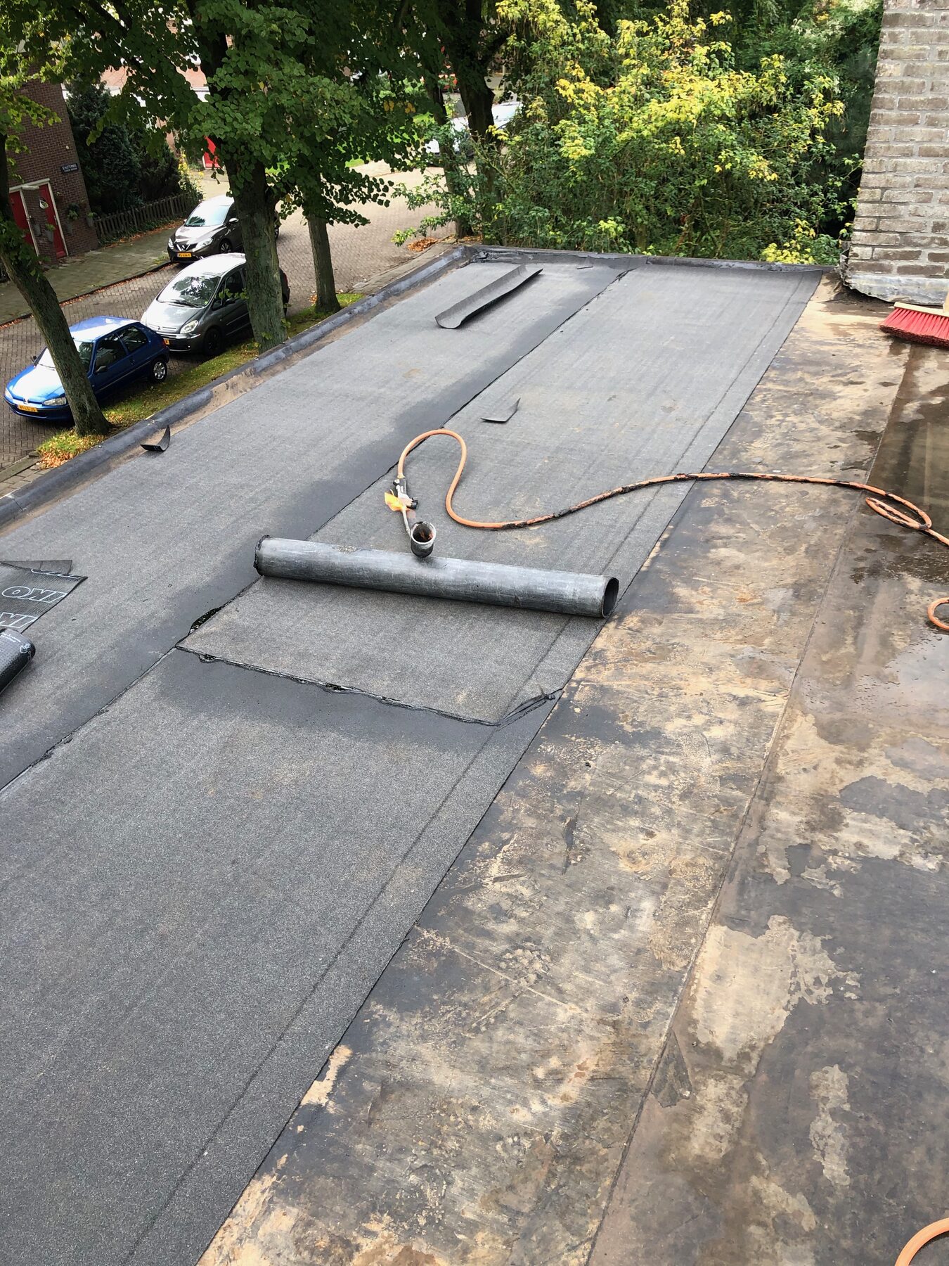 Nieuwe bitumen dakbedekking aan de Schutterweg