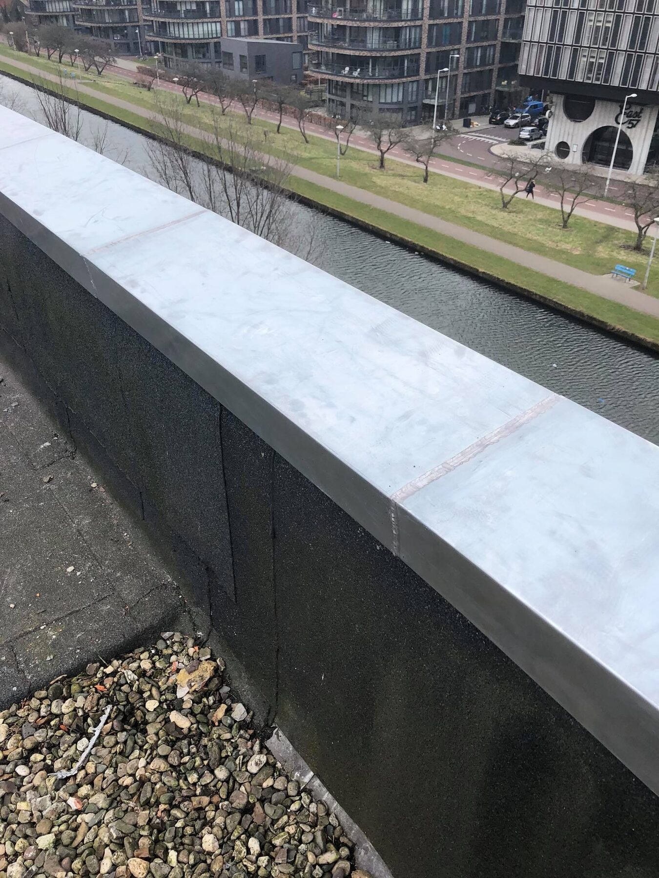 Zinken dakrandafwerking aan de Transvaalkade